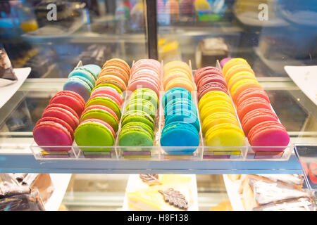 Französische Macarons für den Verkauf auf Glasvitrine im Coffee-Shop, flachen DOF Stockfoto