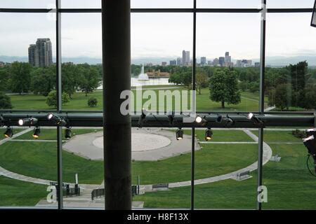 Skyline-Blick vom Denver Museum of Natural History mit Lichtern im Vordergrund Stockfoto