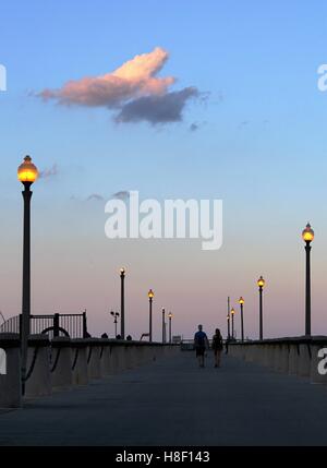 Paar Sonnenuntergang Spaziergang am Pier Chicago Hafen / Hafen Stockfoto