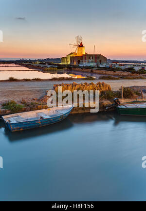 Morgendämmerung am die Salinen von Marsala in Sizilien, Italien Stockfoto