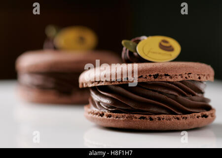 Köstliche französische Schokolade macarons Stockfoto