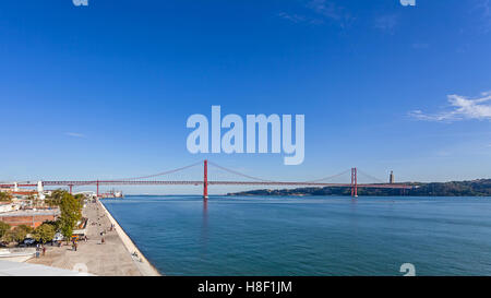 Lissabon, Portugal. Die 25 de Abril Brücke über den Tejo. Auf der rechten Seite hat es der berühmte Cristo-Rei-Heiligtum gesehen Stockfoto