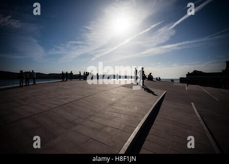 Sonnenuntergang auf dem Dach Dach Menschen Schatten Maat Sonne Lissabon Museum Belem Touristen einheimische moderne zeitgenössische Architektur Kunst am Bau Te Stockfoto