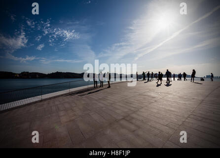 Sonnenuntergang auf dem Dach Dach Menschen Schatten Maat Sonne Lissabon Museum Belem Touristen einheimische moderne zeitgenössische Architektur Kunst am Bau Te Stockfoto