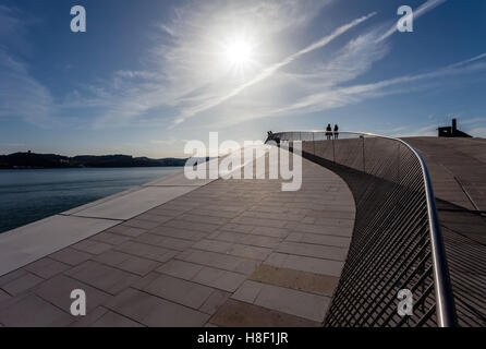Sonnenuntergang auf dem Dach Dach Menschen Schatten Maat Sonne Lissabon Museum Belem Touristen einheimische moderne zeitgenössische Architektur Kunst am Bau Te Stockfoto
