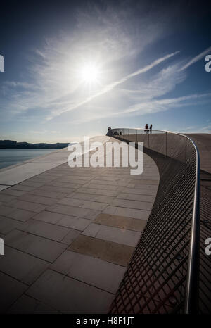 Sonnenuntergang auf dem Dach Dach Menschen Schatten Maat Sonne Lissabon Museum Belem Touristen einheimische moderne zeitgenössische Architektur Kunst am Bau Te Stockfoto