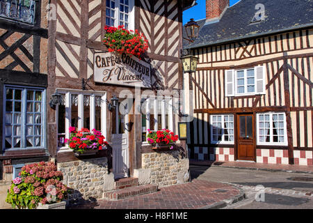 Typische Häuser in Beuvron-En-Auge, Normandie, Frankreich Stockfoto