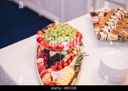 Verschiedene frische Früchte auf Hochzeit buffet Tisch Stockfoto