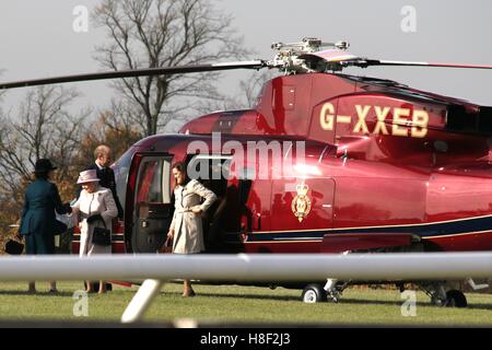 HM die Königin besucht Newmarket - November 2016 Anreise per Helikopter auf der Rennbahn Stockfoto