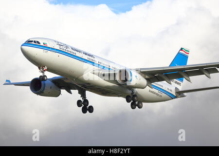 Kuwait Airways Airbus A330-200 9K-APD Ankunft am Flughafen London Heathrow, Vereinigtes Königreich Stockfoto