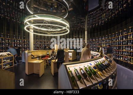 Vinothek in La Cité du Vin in Bordeaux, Frankreich Stockfoto