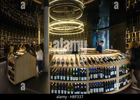 Vinothek in La Cité du Vin in Bordeaux, Frankreich Stockfoto