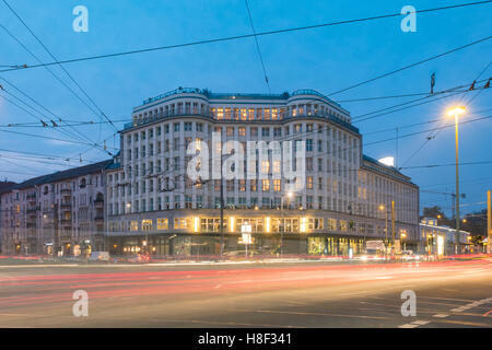 Äußere Nachtansicht des Soho House Hotel und Private Member Club in Mitte Berlin, Deutschland Stockfoto