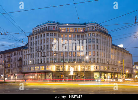 Äußere Nachtansicht des Soho House Hotel und Private Member Club in Mitte Berlin, Deutschland Stockfoto