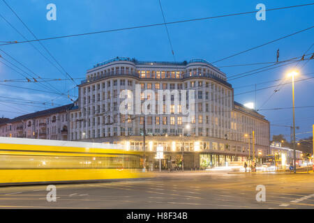 Äußere Nachtansicht des Soho House Hotel und Private Member Club in Mitte Berlin, Deutschland Stockfoto