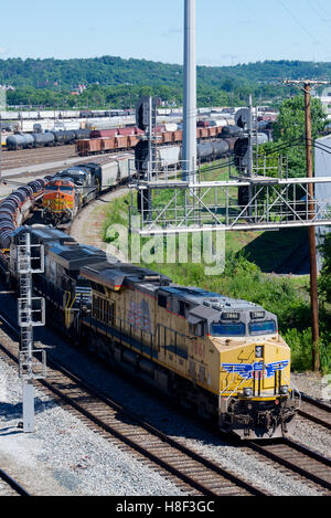 CSX Queensgate Hof, Cincinnati, Ohio, USA mit Union Pacific, Norfolk Southern und Burlington Northern Santa Fe Lokomotiven Stockfoto