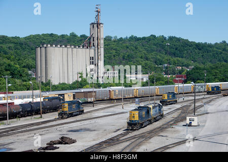 CSX Queensgate Hof, Cincinnati, Ohio, USA mit EMD SD40 und RP20CD Lokomotiven. Stockfoto