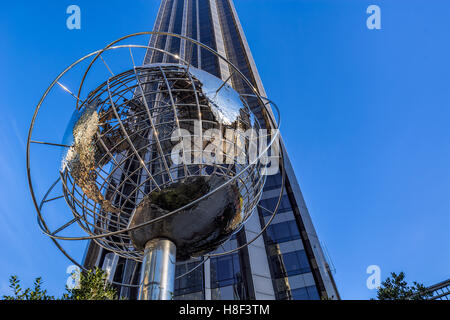 Trump International Hotel and Tower Wolkenkratzer mit Metall Globus Skulptur. Midtown Manhattan, New York City Stockfoto