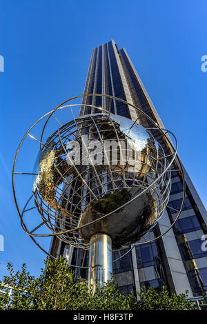 Trump International Hotel and Tower Wolkenkratzer mit Metall Globus Skulptur. Midtown Manhattan, New York City Stockfoto