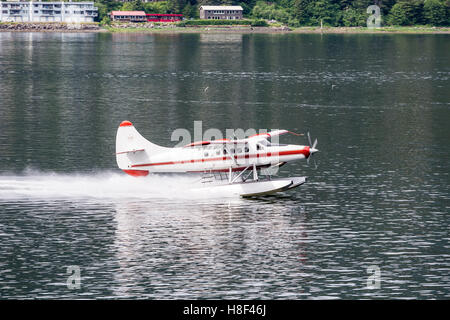 Wasserflugzeug im Hafen in der Wildnis von Alaska Stockfoto