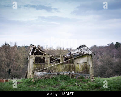 einem alten verfallenen gefallenen unten Schuppen auf dem Lande Stockfoto