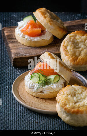 Käse-Scones mit Lachs Stockfoto