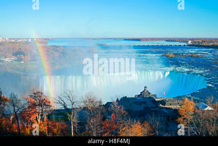 Malerische Aussicht mit Blick auf die Niagara Horseshoe Falls, Table Rock Welcome Centre von der kanadischen Seite des Niagara River Stockfoto