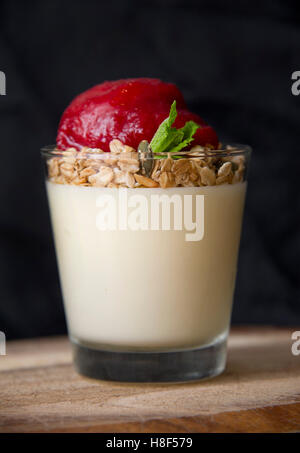 Pannacotta mit Nüssen und Himbeer-Coulis-Pudding. ein süßes Dessert UK Stockfoto