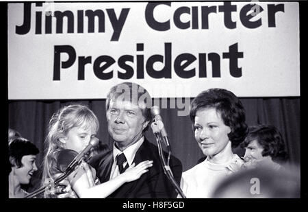 Kurz vor dem Ende seiner Amtszeit im Landesamt, kündigt Georgias Gouverneur Jimmy Carter seine Kandidatur für das Präsidentenamt der Vereinigten Staaten im Jahr 1974. Die Ankündigung erfolgte im Atlanta Civic Center. Carter steht mit seiner Frau Rosalynn und hält seine Tochter Amy, wie er die Ankündigung macht. Stockfoto