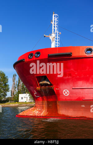 Alten rostigen Anker am Bug eines großen Frachters. Stockfoto