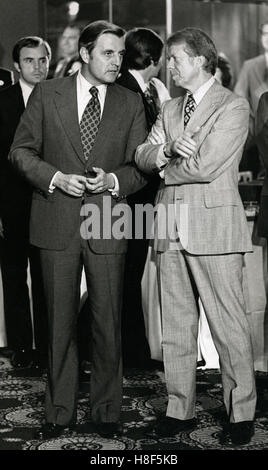 Vizepräsident Walter Mondale Gespräche mit Präsident Jimmy Carter hinter den Kulissen vor einer Rede vor einem organisierte Arbeiterschaft treffen in Chicago, Illinois. Stockfoto