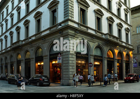 Florenz, Italien - 02 Juli: Louis Vuitton Store in Florenz, eines der luxuriösesten Einkaufsviertel in der Welt in Floren Stockfoto