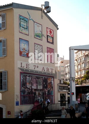 AJAXNETPHOTO. 2016. CANNES, FRANKREICH. -COTE D ' AZUR TROMP L ' OEIL - FASSADE EINES GEBÄUDES IM ZENTRUM DER STADT GEMALT MIT POSTERN VON CANNES FILMFESTIVAL SEIT 1946.  FOTO: JONATHAN EASTLAND/AJAX REF: GX160710 6384 Stockfoto