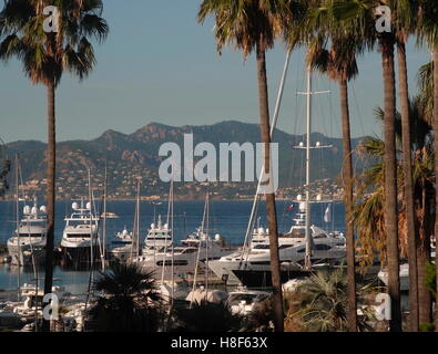 AJAXNETPHOTO. 2016. CANNES, FRANKREICH. -COTE D ' AZUR RESORT - BLICK ÜBER DIE BUCHT VON CANNES IN THÉOULE SUR MER MIT SUPER-YACHTEN UND CRUISER IM PORT PIERRE CANTO MARINA FESTGEMACHT.  FOTO: JONATHAN EASTLAND/AJAX REF: GX160310 6326 Stockfoto