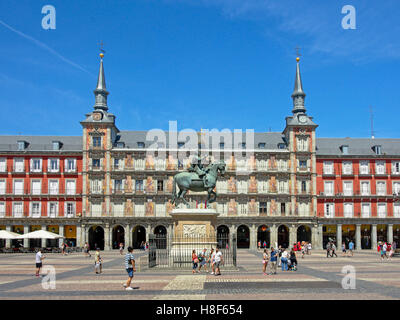 Reiterstandbild von König Philipp vor Casa De La Panadería (Bäckerei Haus) auf dem Plaza Mayor, Madrid Stockfoto