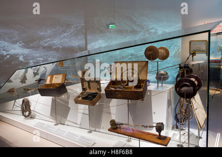 Historische nautische und Navigationsinstrumente an der Dänischen Maritime Museum (M/S Museet für Søfart) in Helsingör/Helsingør, Dänemark. Stockfoto