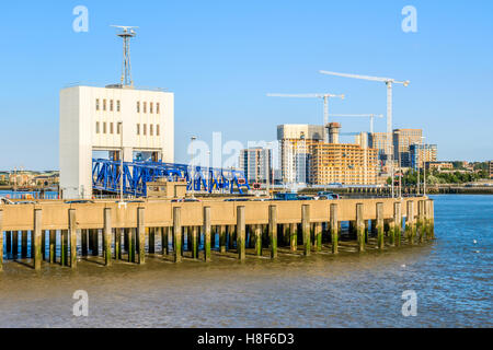 Woolwich Fähre, eine kostenlose Fahrzeug-Fähre über den Fluss Themse in East London Stockfoto