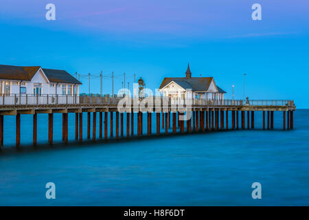 Southwold Pier, ein beliebter englischer Badeort in Suffolk, bei Sonnenuntergang Stockfoto