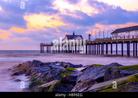 Sonnenaufgang am Southwold Pier mit steinernen Buhnen, UK Stockfoto