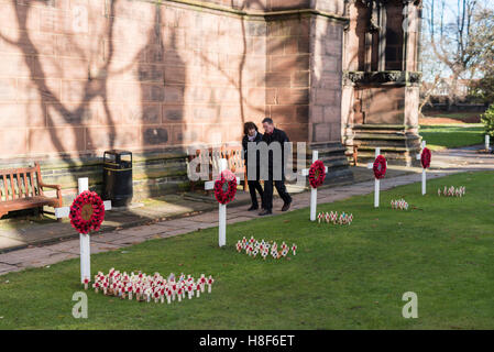 Chester, UK. 11. November 2016. Mohn legte vor der Kathedrale von Chester. © Emily Roberts. Stockfoto