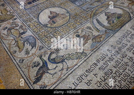 Detail von den großen des 20. Jahrhunderts Bodenmosaik Darstellung der Geschichte von der Arche Noah im Inneren Kapelle von St. Helena die Helena, die Mutter von Kaiser Constantine und Überlieferung, gewidmet ist, die das Kreuz bei ihrem Besuch im 326AD in der Heilig-Grab-Kirche in Altstadt Ost-Jerusalem Israel entdeckt Stockfoto