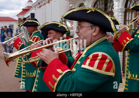 Russland. St. Petersburg. Palast in Peterhof "Monplaisir". Orchester in Uniform der Life Guards Preobraschenskij-Regiments. Stockfoto