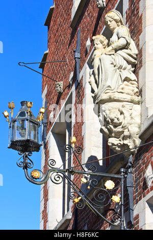 Statue der Madonna mit Kind am Eingang der fürstliche Beginenhof zehn Wijngaerde in Brügge, Belgien. Stockfoto