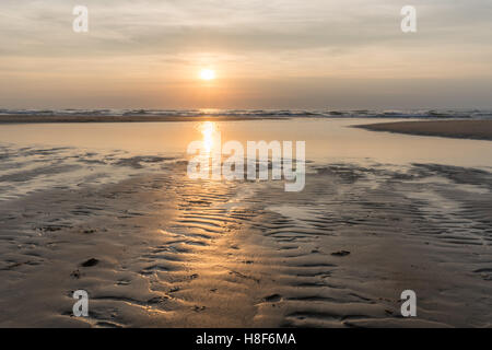 Silber Sonnenuntergang an der Nordsee Strand von Egmond Aan Zee, Niederlande, Nord-Holland, HDR Stockfoto