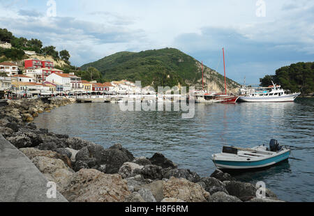 Parga, Griechenland, 9. Mai 2013: Landschaft mit Boot in der Bucht von Parga Stadt an der Küste des Ionischen Meeres, Griechenland. Stockfoto