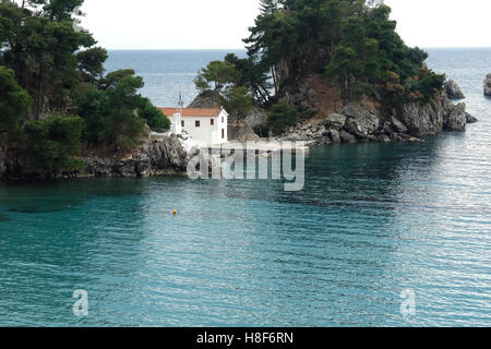 Parga, Griechenland, 9. Mai 2013: Landschaft mit Kirche in der Bucht von Parga Stadt an der Küste des Ionischen Meeres, Griechenland. Stockfoto