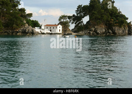 Parga, Griechenland, 9. Mai 2013: Landschaft mit Kirche in der Bucht von Parga Stadt an der Küste des Ionischen Meeres, Griechenland. Stockfoto