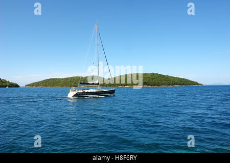 Sivota, Griechenland, 9. Mai 2013: Landschaft mit grünen Insel, die Berge und die Yacht im Ionischen Meer, Griechenland. Stockfoto