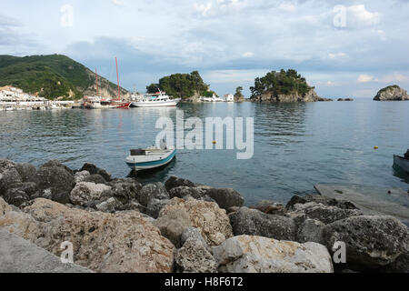 Parga, Griechenland, 9. Mai 2013: Landschaft mit Boot in der Bucht von Parga Stadt an der Küste des Ionischen Meeres, Griechenland. Stockfoto