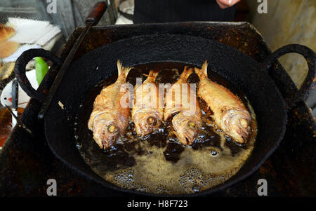 Marokkanische gebratenen Fisch gebraten in einer kleinen Straße Garküche in der Medina von Verkauf, Marokko. Stockfoto